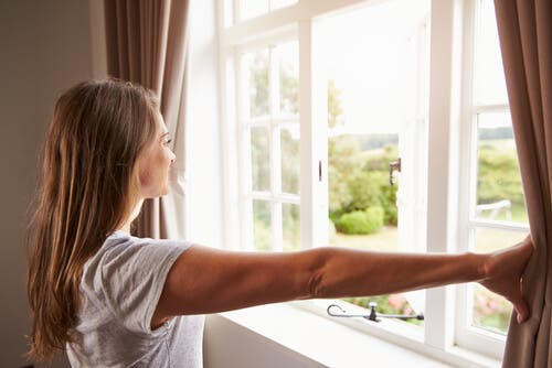 Ventilar la casa frecuentemente es bueno para la higiene del hogar.