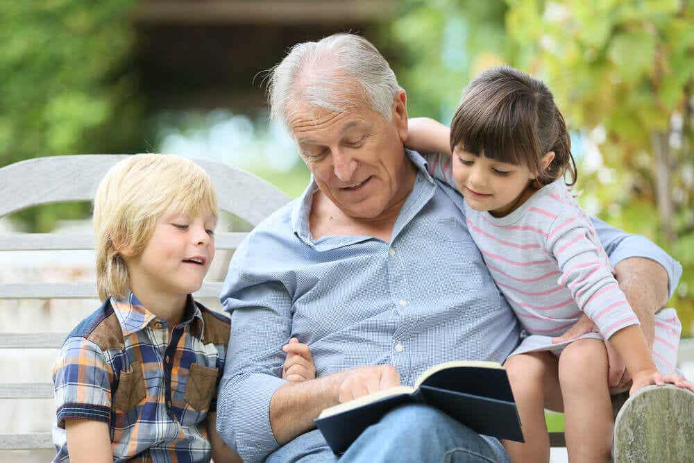 Abuelo leyendo con los nietos.