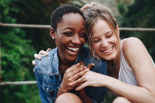 Dos amigas abrazadas riéndose.
