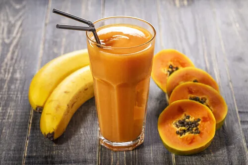 Jugo de banana y papaya