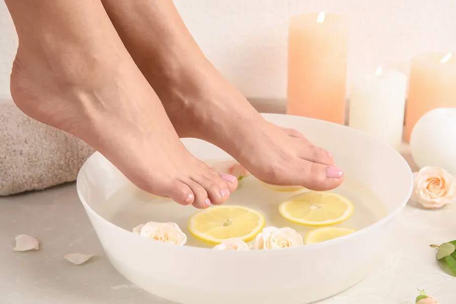 Spa para pies con unas infectadas.