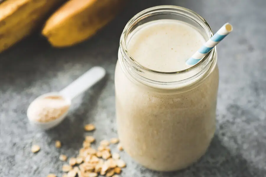 Bebida de nueces y plátano