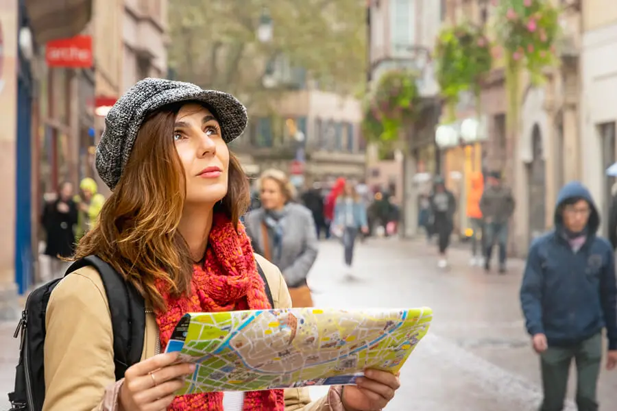 Muchacha de viaje.
