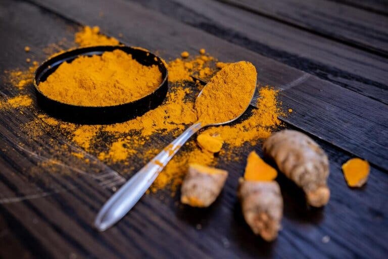 Remedio con cúrcuma y miel para reducir el dolor articular