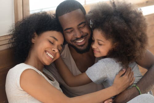Es un abrazo lo que une a la familia.