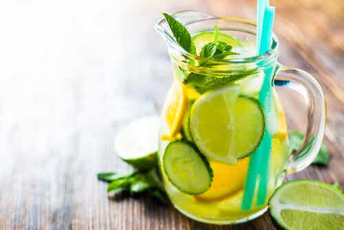 Bebida natural de pepino, limón y naranja para acelerar tu metabolismo