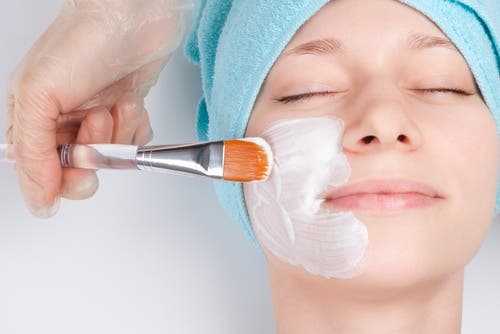 Joven con mascarilla facial