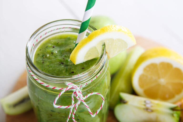Licuado de manzana, limón y pomelo para perder peso