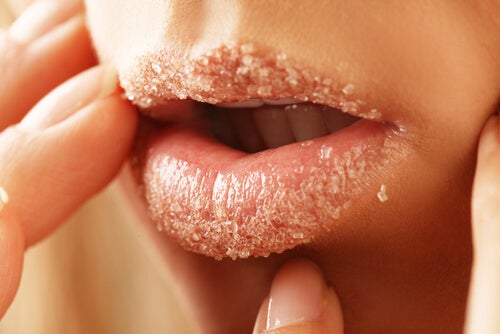 Cómo preparar exfoliantes naturales para los labios