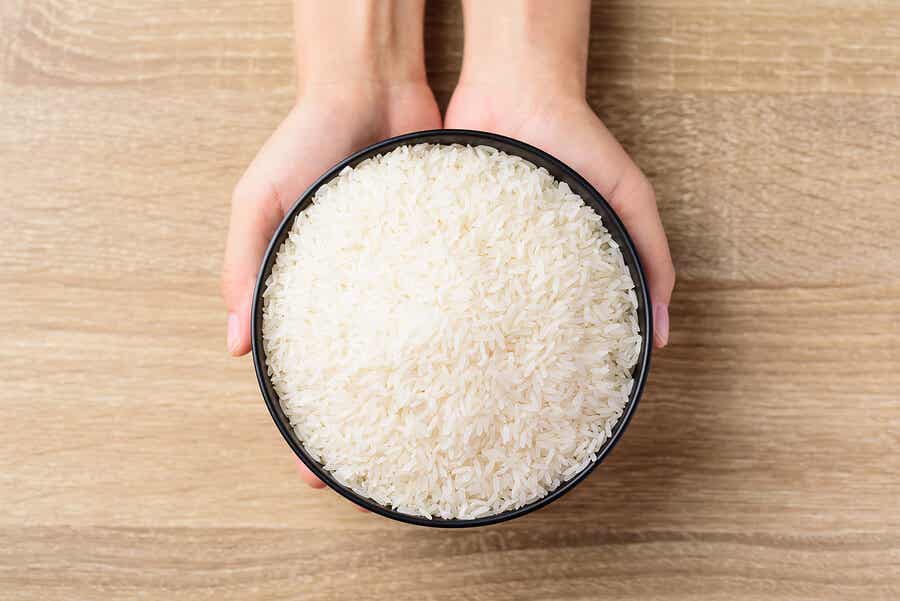 Cómo eliminar la humedad y el mal olor de los armarios con arroz
