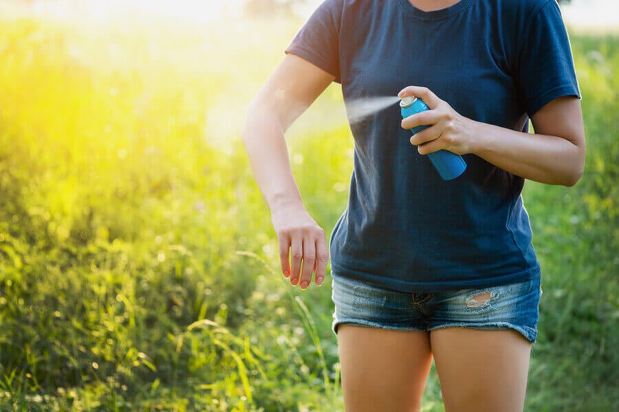 Mujer usando repelente para mosquitos