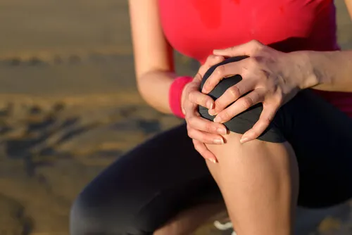 Mujer con dolor de rodilla