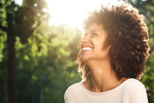 Mujer feliz sonriendo
