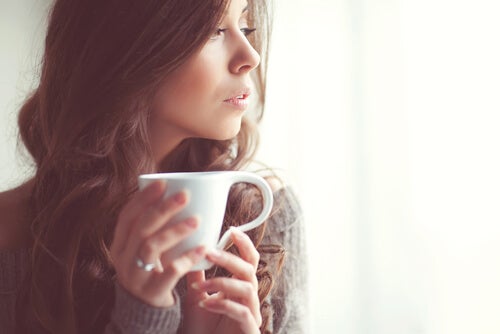Kvinde drikker te for at kunne sove bedre