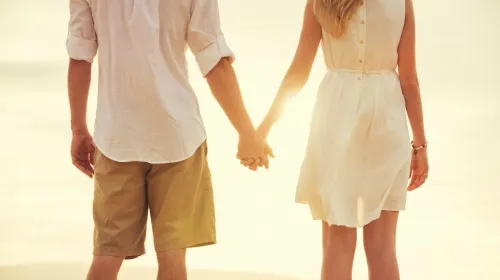 pareja-cogida-de-la-mano