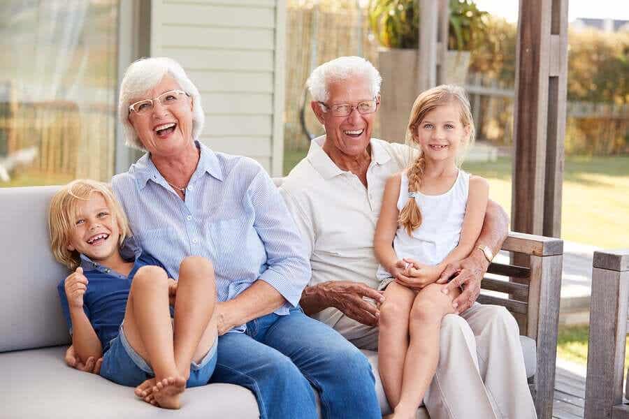 Grootouders met hun kleinkinderen