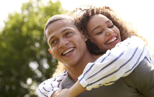 Pareja de jóvenes felices y abrazados.