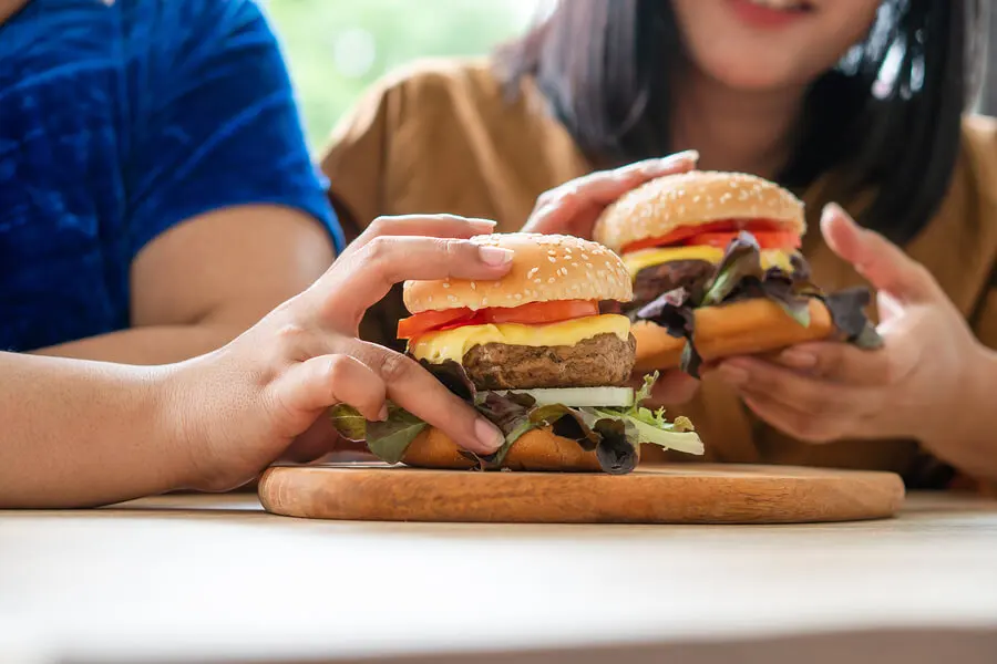 Comidas rápidas causan obesidad.