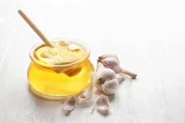 Remedio de miel y ajo para cuidar el hígado