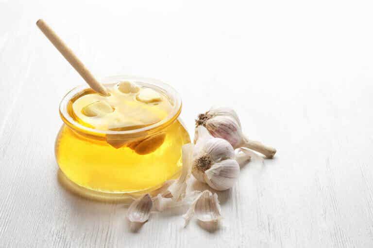 Remedio de miel y ajo para cuidar el hígado