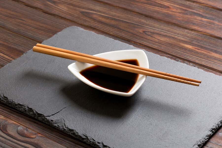 Sauce soja dans un récipient pour sushi.