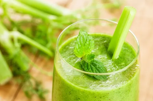 smoothie verde con menta y apio para desintoxicar el hígado