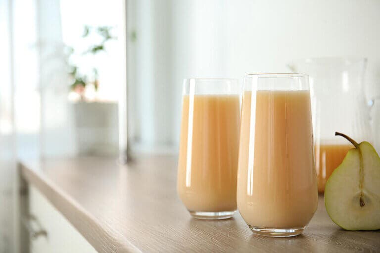 7 beneficios que puedes disfrutar por tomar agua de pera