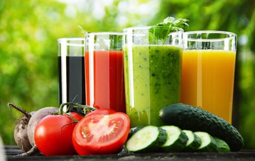 Vasos de zumo con vegetales