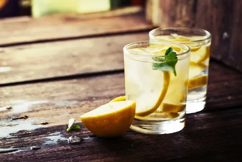 Agua con limón