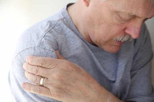 eine Bursitis - Mann mit Schulterschmerzen