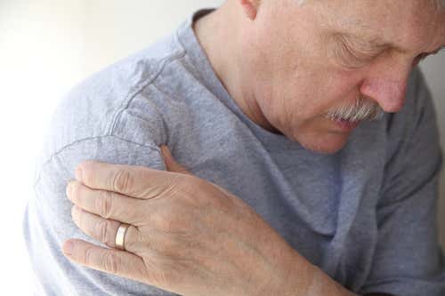 eine Bursitis - Mann mit Schulterschmerzen