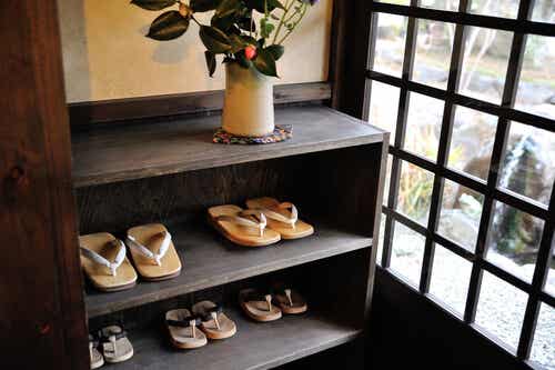 Zapatos en un estante a la entrada de la casa