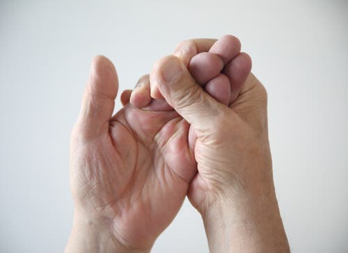 Una mano cogiendo los dedos de la otra