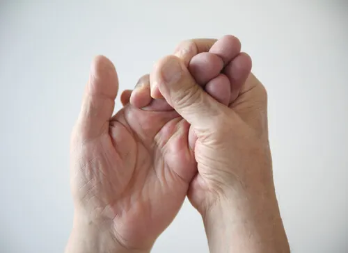 Una mano cogiendo los dedos de la otra