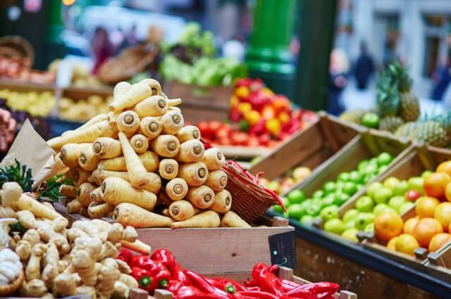 Francia prohíbe por ley el desperdicio de comida sobrante en supermercados
