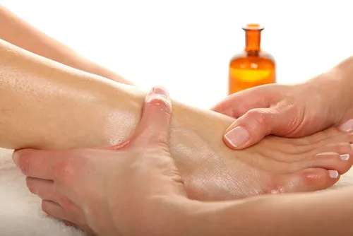 Hidratar los pies agrietados con aceite de ricino