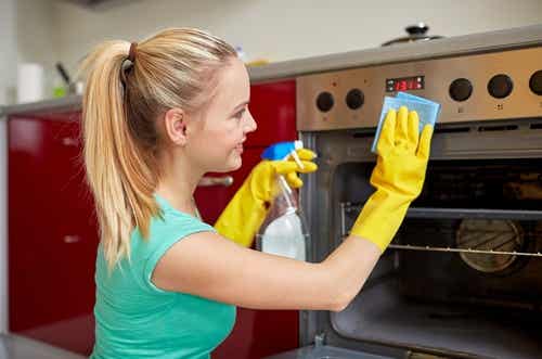 Mujer limpiando el horno
