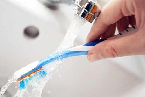 No lavar el cepillo de dientes