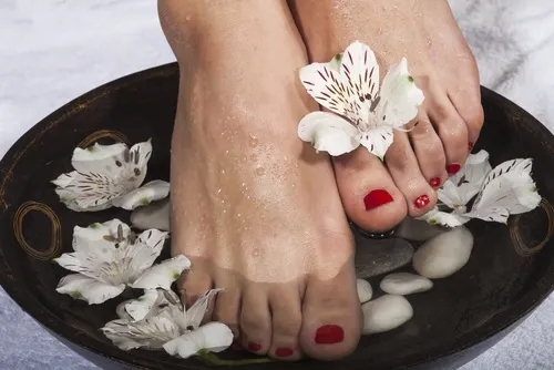 Para qué sirve poner los pies en agua fría