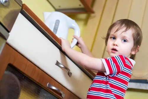 Niño cogiendo un calentador de agua