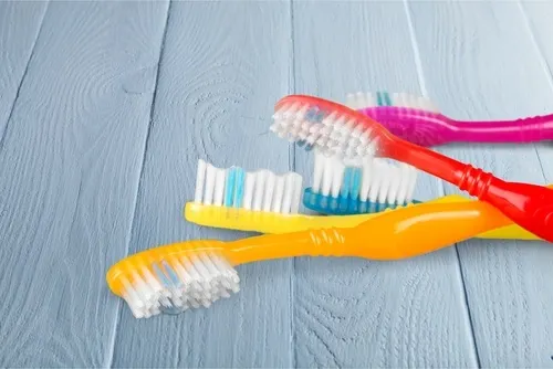 Usar un cepillo de dientes inadecuado agua oxigenada