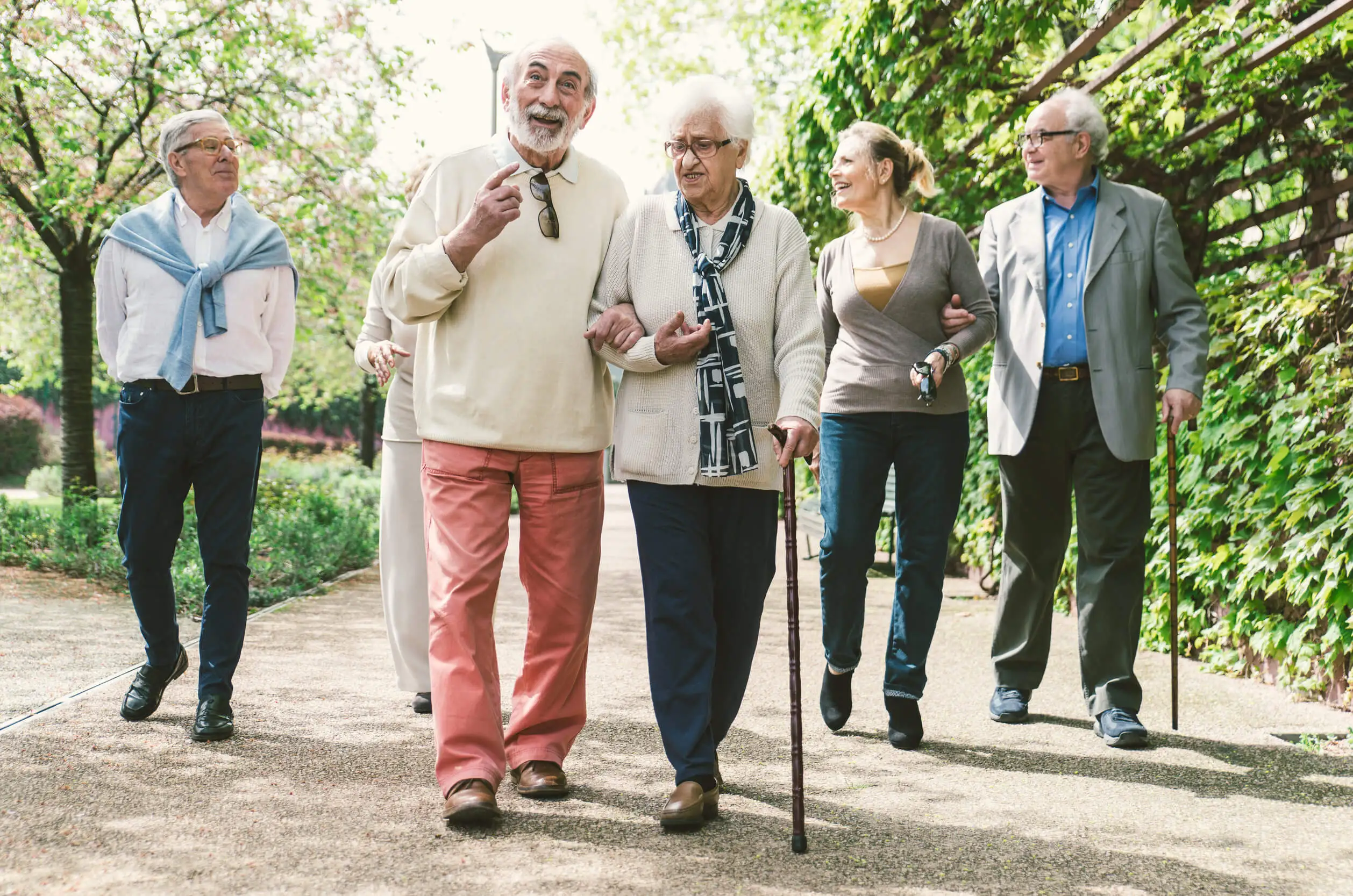 Caminata de adultos mayores.