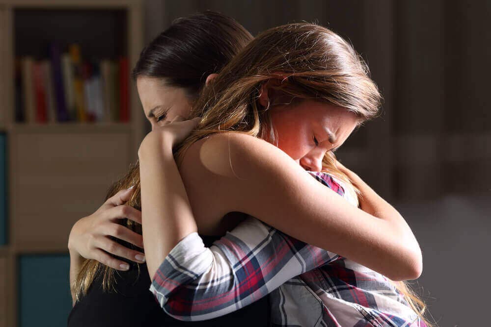 Amigas abrazándose y apoyándose