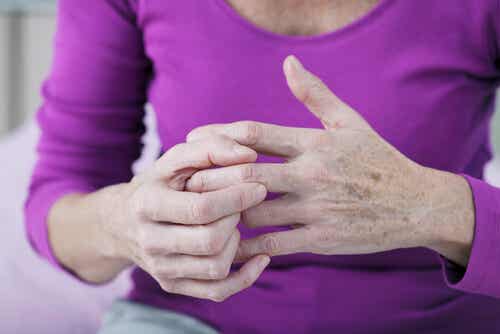 Chasquear los dedos puede causar desgaste en las articulaciones