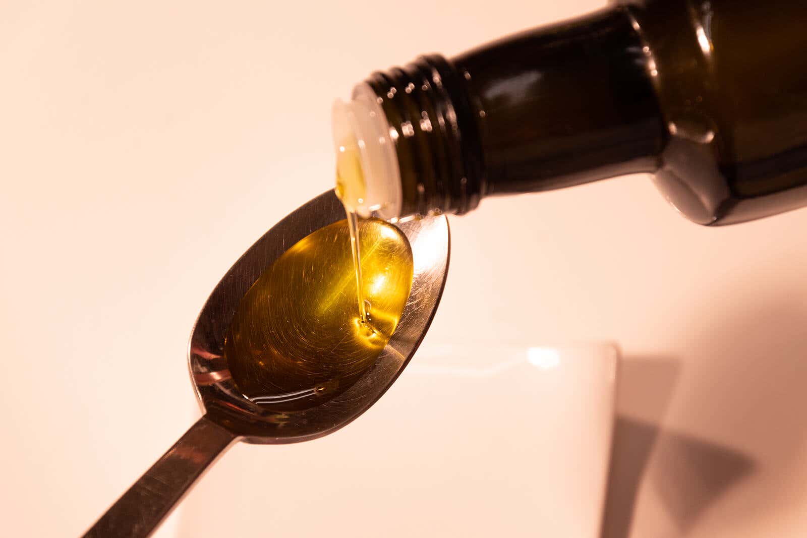 Una cucharada de aceite de oliva y limón puede ayudar a perder peso.
