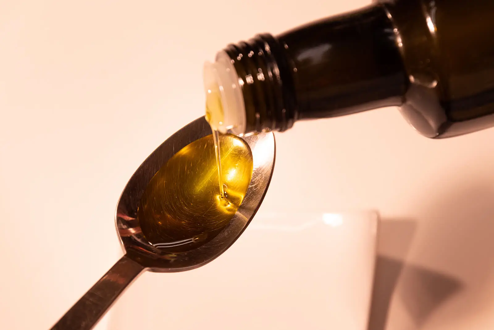 Cocinar con aceite de oliva.