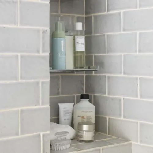 Estanterías empotradas para decorar un baño pequeño