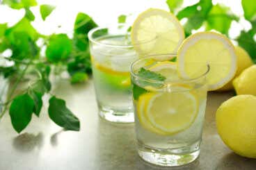 ¿Se puede tratar la inflamación del hígado con jugo de limón?