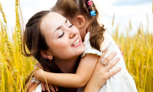 madre-abrazando-a-su-hija representando a los niños buenos