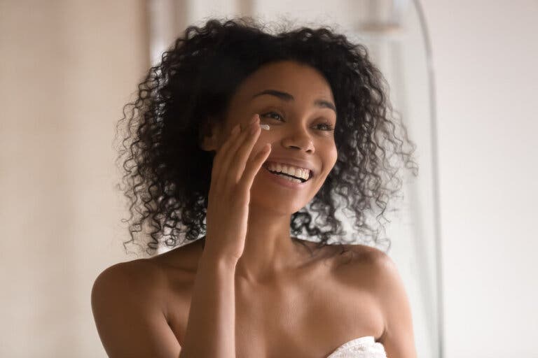 Crema antiarrugas casera para el contorno de ojos